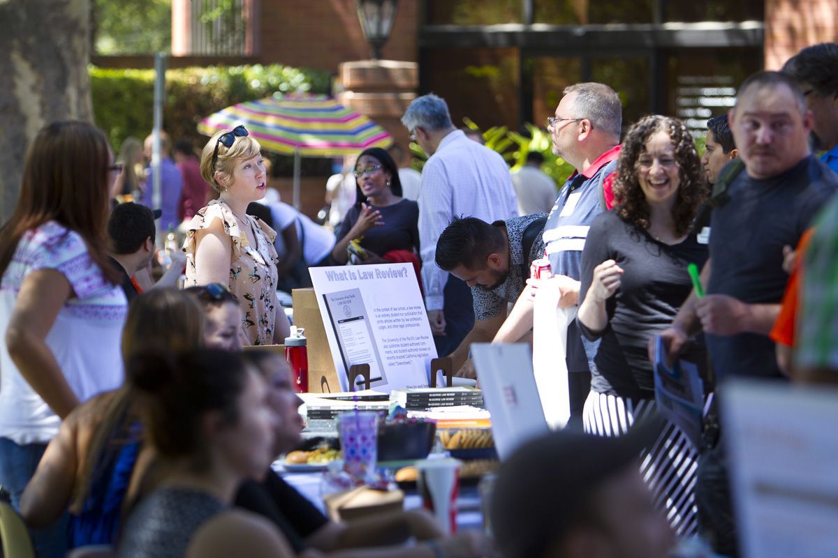 students in the quad during the 2015 orientation