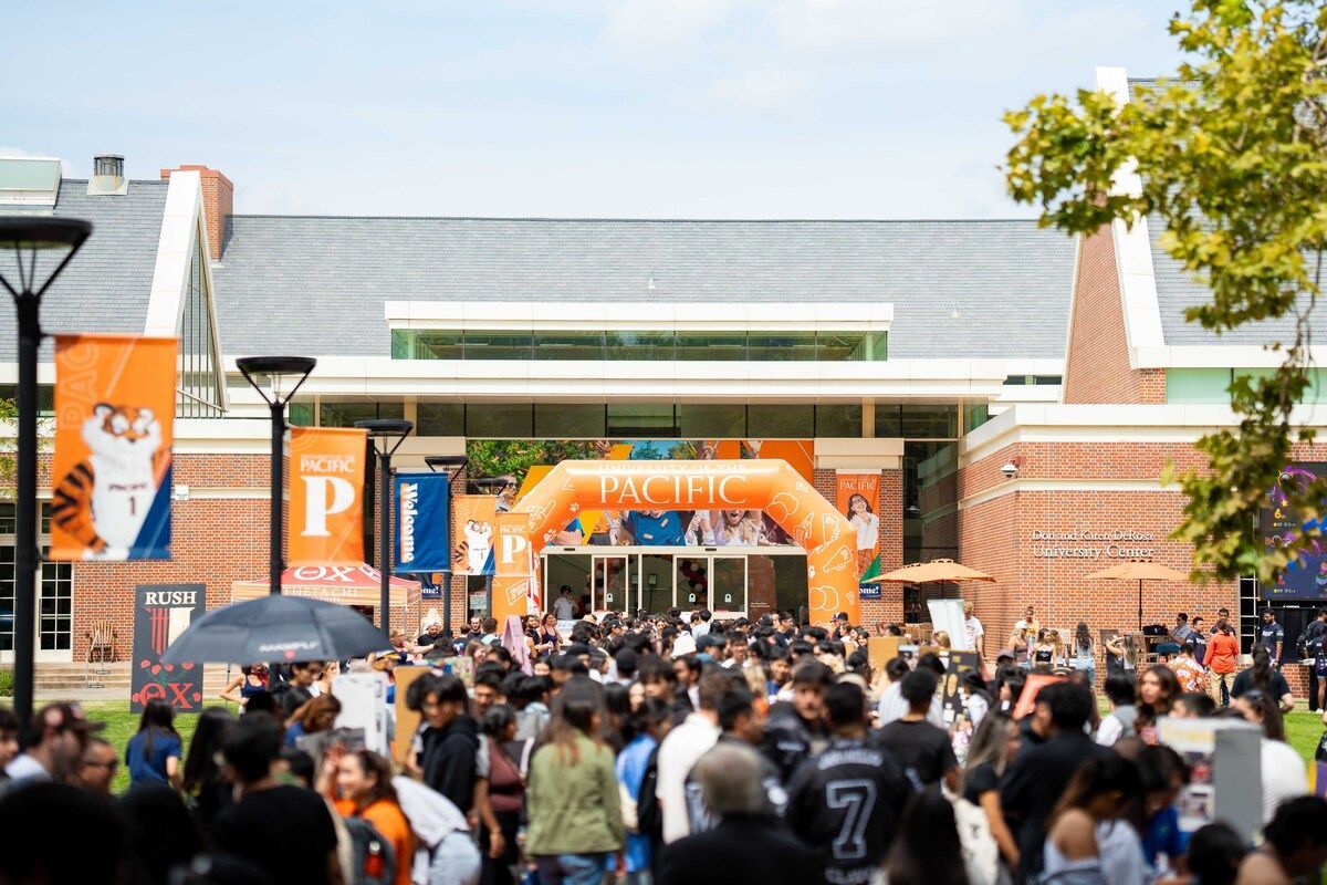 Pacific students walk toward the DUC