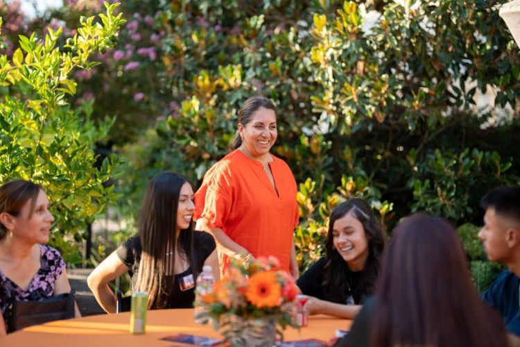 Leticia Robles speaks with students at Noche de Bienvenida in 2024. 