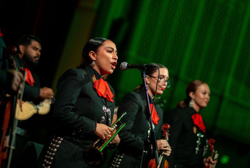 Mariachi Ocelotlán performing