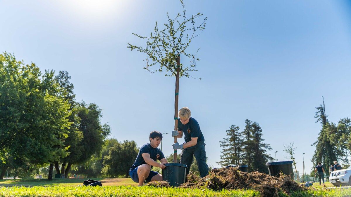 pacific students completing community service